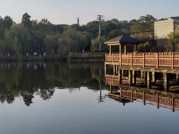 江西鹰潭市月湖区附近的旅游景点有哪些？